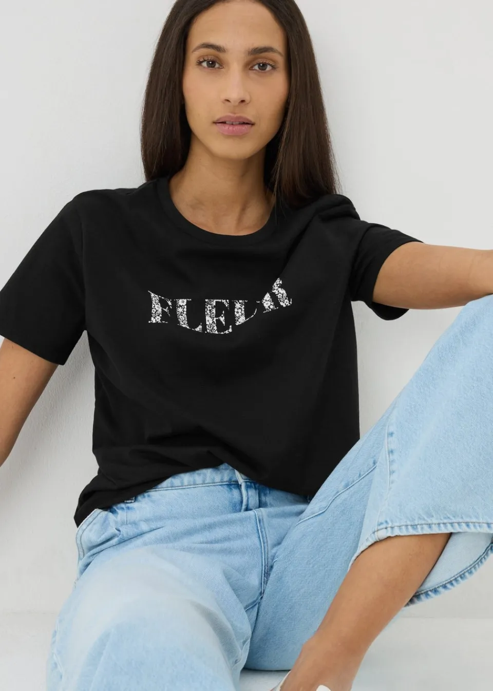 T-Shirts>Papaya Black Fleur Graphic T-Shirt