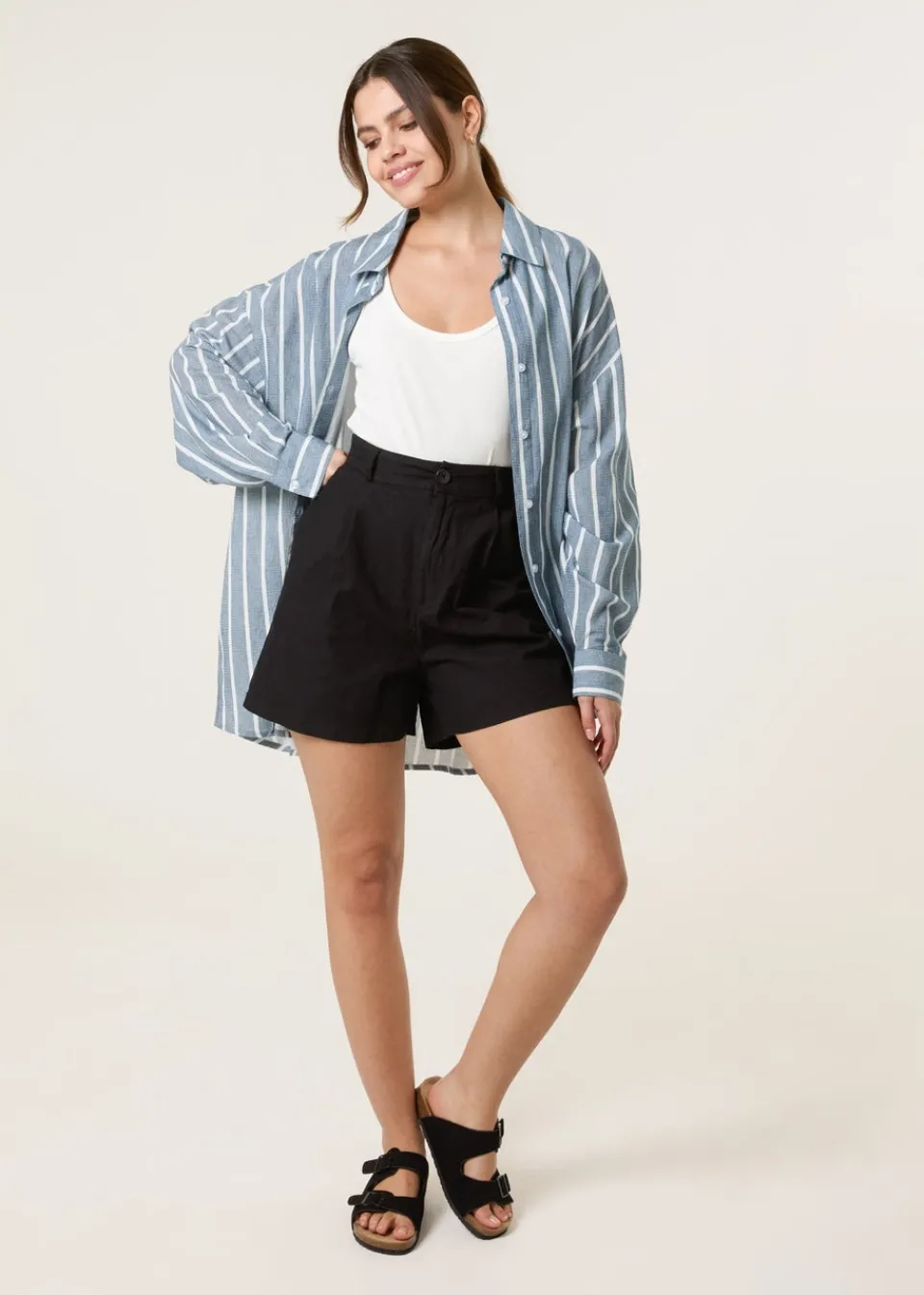 Shorts>Blue Vanilla Ivory Shorts With Pleated Design