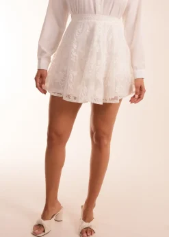 Skirts><noscript><img width=