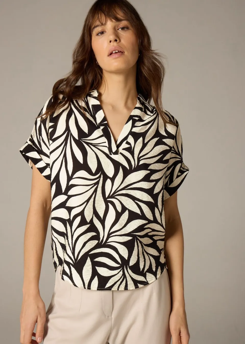 Tops>Et Vous Black Mono Palm Airflow Collared V-Neck Blouse