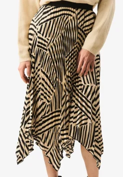 Skirts><noscript><img width=
