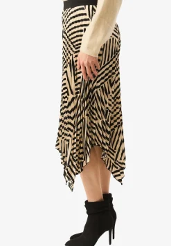 Skirts><noscript><img width=