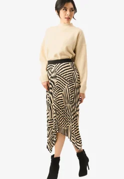 Skirts><noscript><img width=