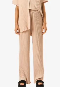 Trousers><noscript><img width=