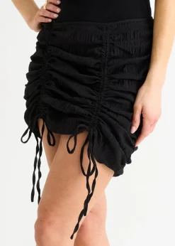 Skirts><noscript><img width=