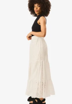 Skirts><noscript><img width=