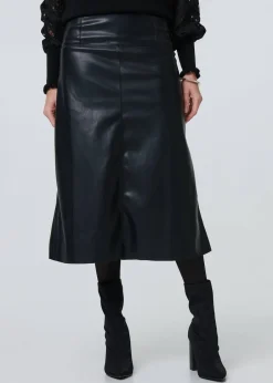 Skirts><noscript><img width=
