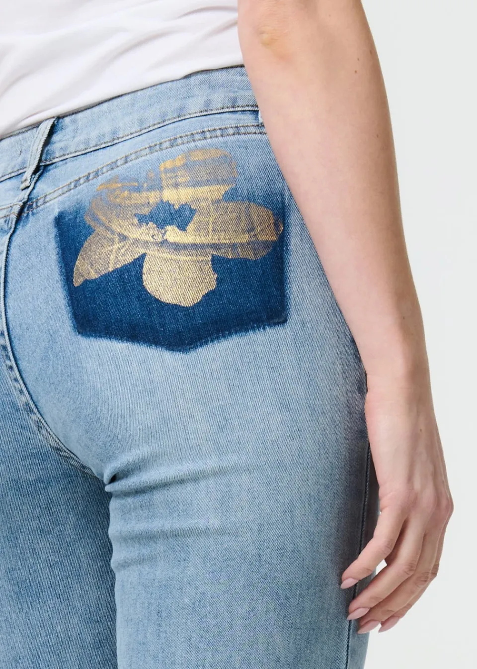 Jeans & Jeggings>Izabel London Blue Floral Pocket Patch Straight Fit Jeans