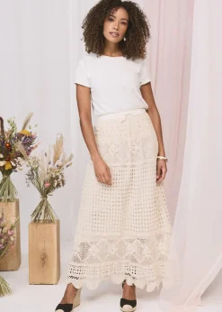 Skirts><noscript><img width=