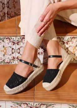 Footwear><noscript><img width=
