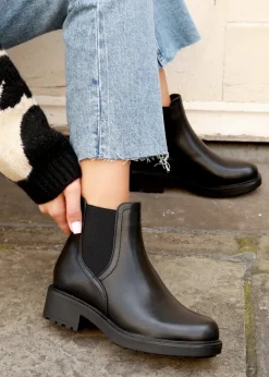 Footwear>Linzi Aspen Black Faux Leather Classic Chelsea Boot