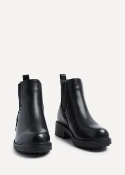 Footwear><noscript><img width=