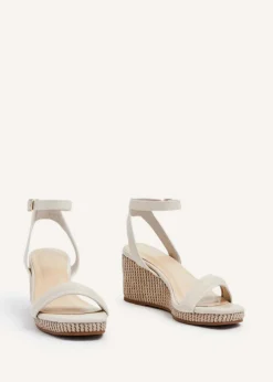Footwear><noscript><img width=