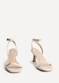 Footwear><noscript><img width=