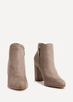 Footwear><noscript><img width=