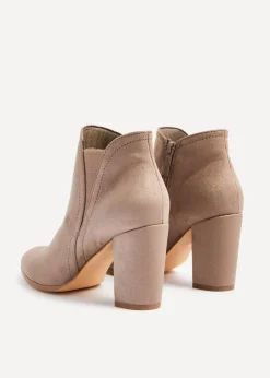 Footwear><noscript><img width=