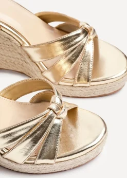 Footwear><noscript><img width=