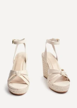 Footwear><noscript><img width=
