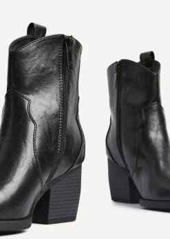 Footwear><noscript><img width=