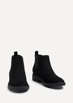 Footwear><noscript><img width=