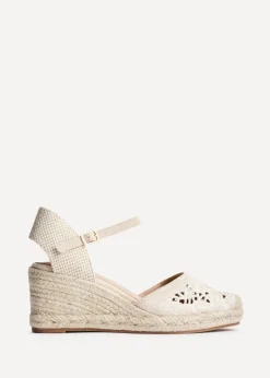 Footwear><noscript><img width=