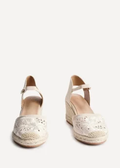 Footwear><noscript><img width=