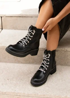 Footwear><noscript><img width=