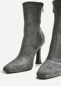 Footwear><noscript><img width=