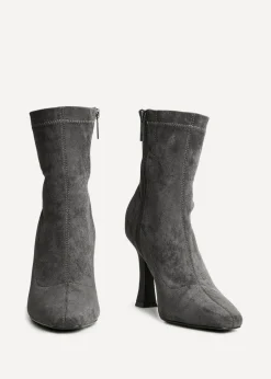 Footwear><noscript><img width=