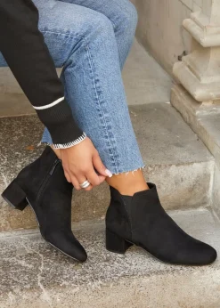 Footwear><noscript><img width=