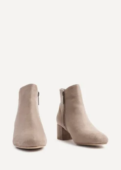 Footwear><noscript><img width=