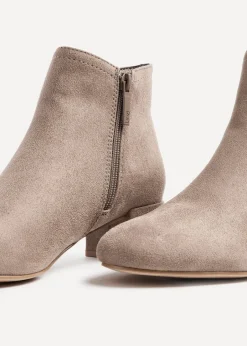Footwear><noscript><img width=