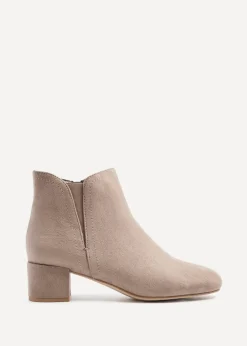 Footwear><noscript><img width=
