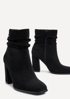 Footwear><noscript><img width=