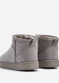 Footwear><noscript><img width=