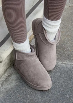 Footwear><noscript><img width=
