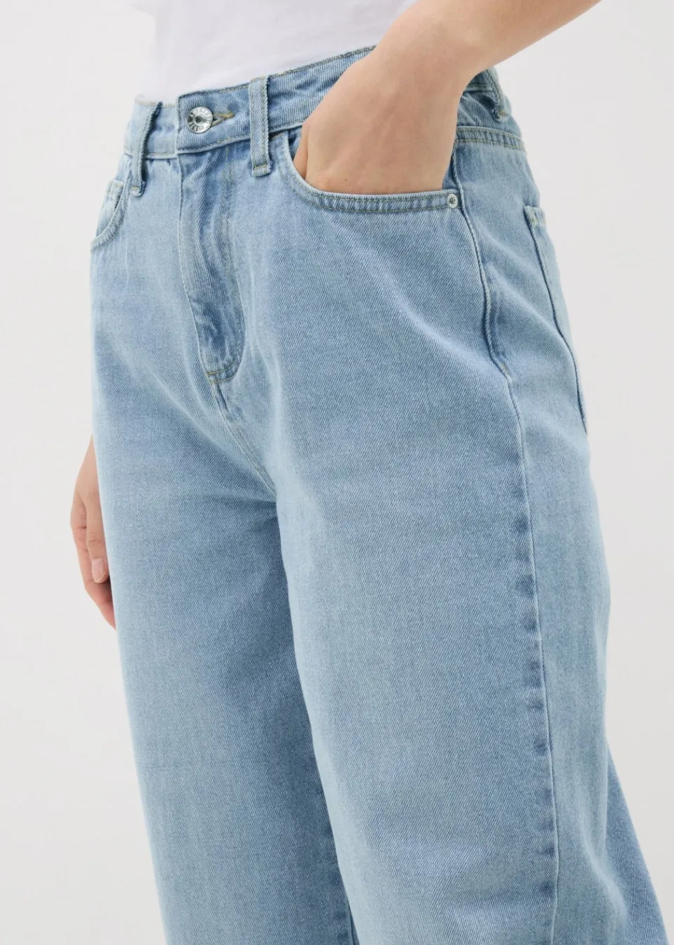 Jeans & Jeggings>Papaya Petite Blue Light Wash Barrel Leg Jeans
