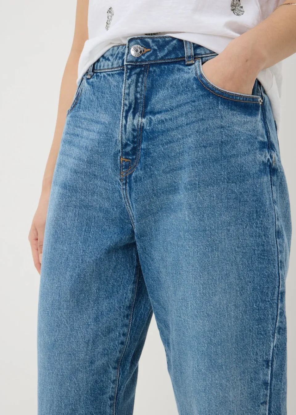 Jeans & Jeggings>Papaya Petite Mid Wash Mom Jeans