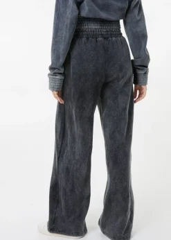 Trousers><noscript><img width=
