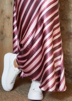 Skirts><noscript><img width=