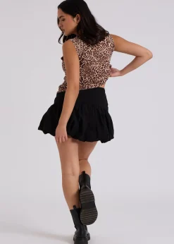 Skirts><noscript><img width=