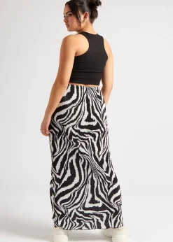 Skirts><noscript><img width=
