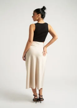 Skirts><noscript><img width=