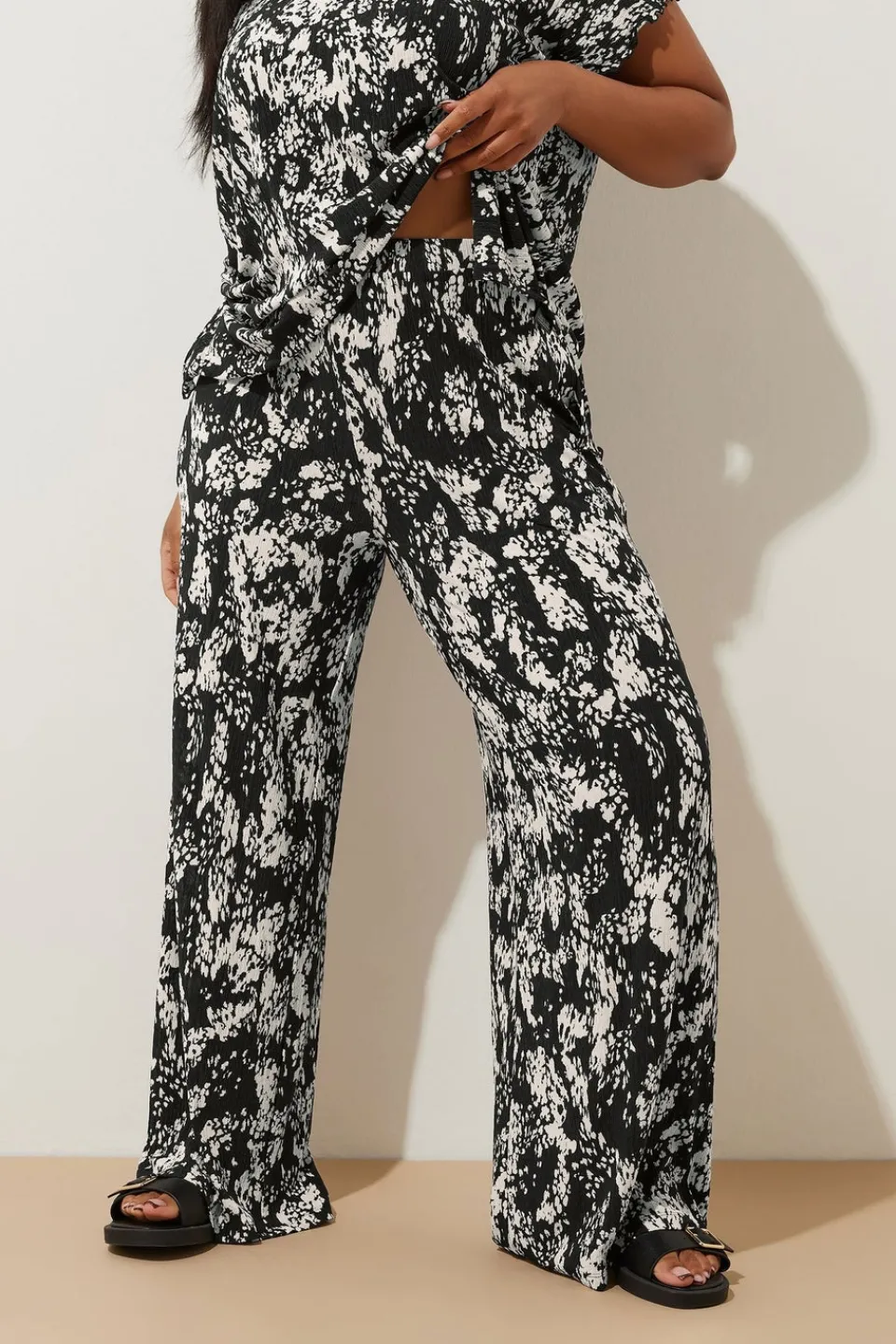 Trousers>YOURS Curve Black Abstract Print Plisse Wide Leg Trousers