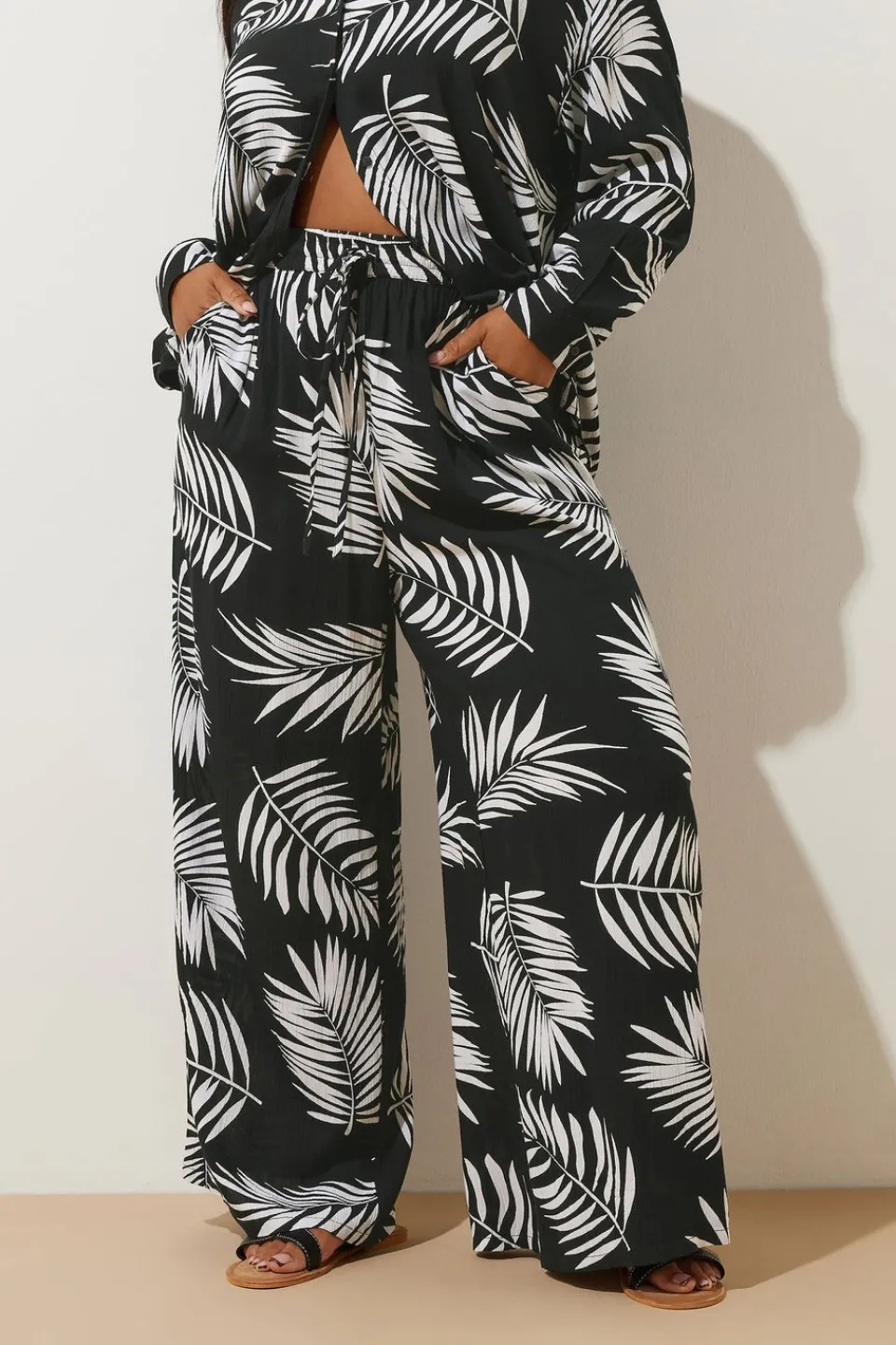 Trousers>YOURS Curve Black & White Palm Print Crinkle Wide Leg Trousers