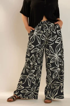 Trousers><noscript><img width=