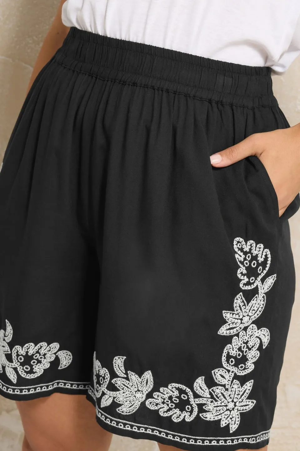 Shorts>YOURS Curve Black Floral Embroidered Shorts