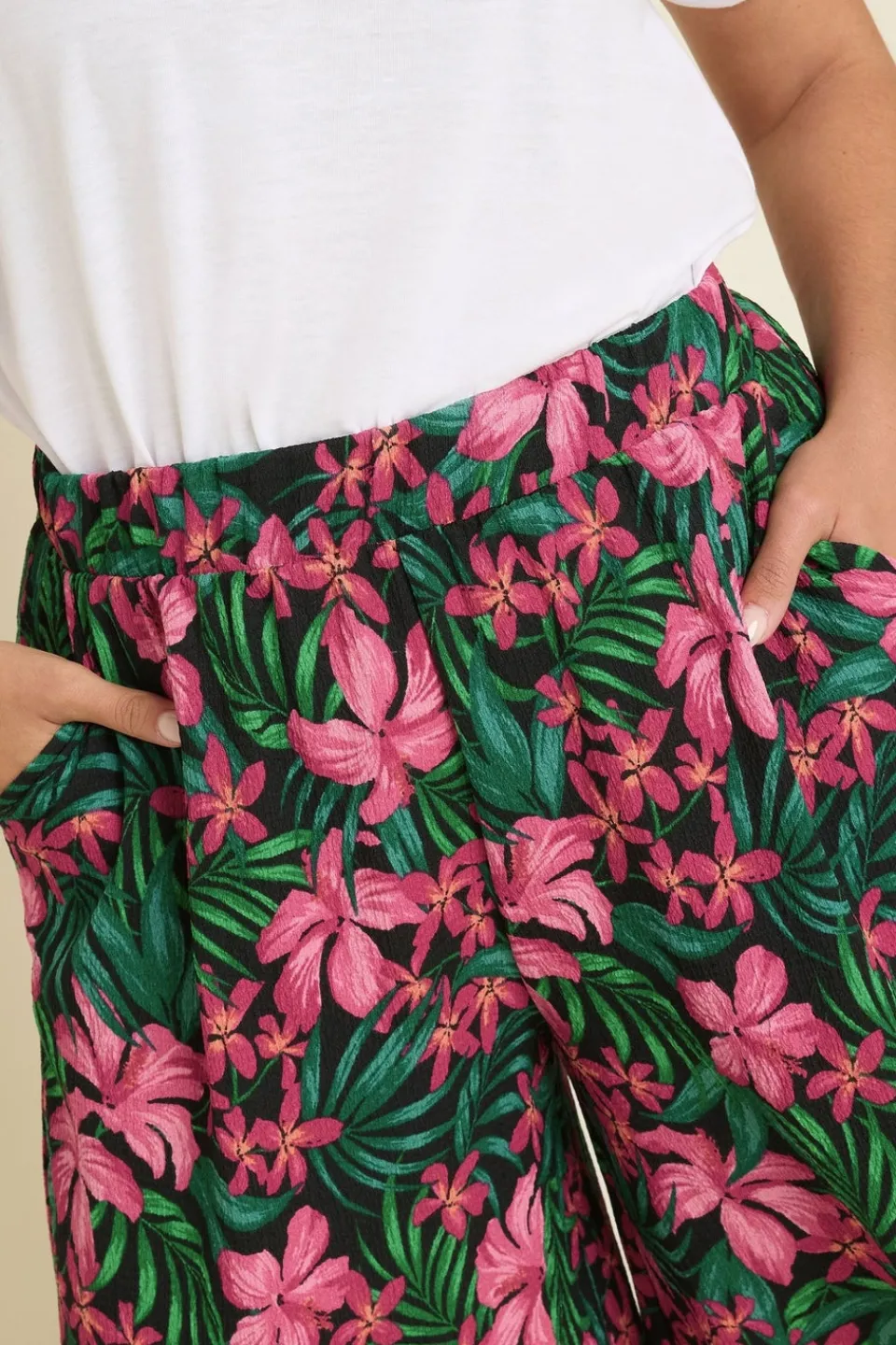 Shorts>YOURS Curve Black Tropical Floral Print Jersey Shorts