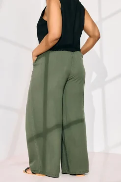 Trousers><noscript><img width=