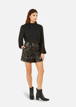 Skirts><noscript><img width=